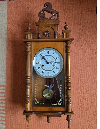 Klassische holz wanduhr mit - klassische, holz-wanduhr