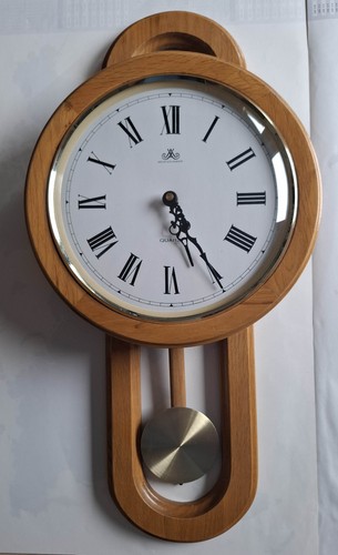 Wanduhr mit pendel aus - pendel,