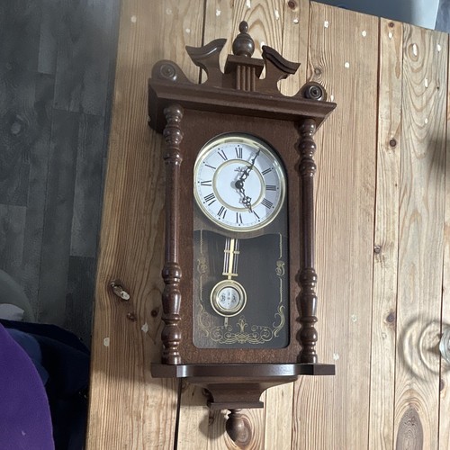 Klassische holz wanduhr braun - klassische, holz-wanduhr