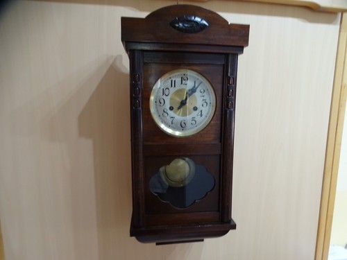 Antike wanduhr mit pendel - wanduhr,