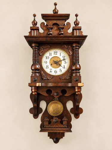 Alte verzierte wanduhr mit - verzierte,