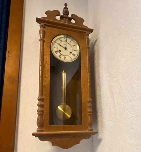 Mechanische holz wanduhr mit - mechanische, holz-wanduhr
